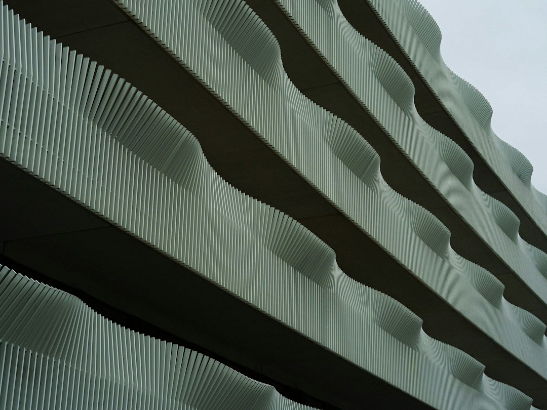 Dettaglio di una facciata architettonica contemporanea come riferimento per una facciata parametrica 3D